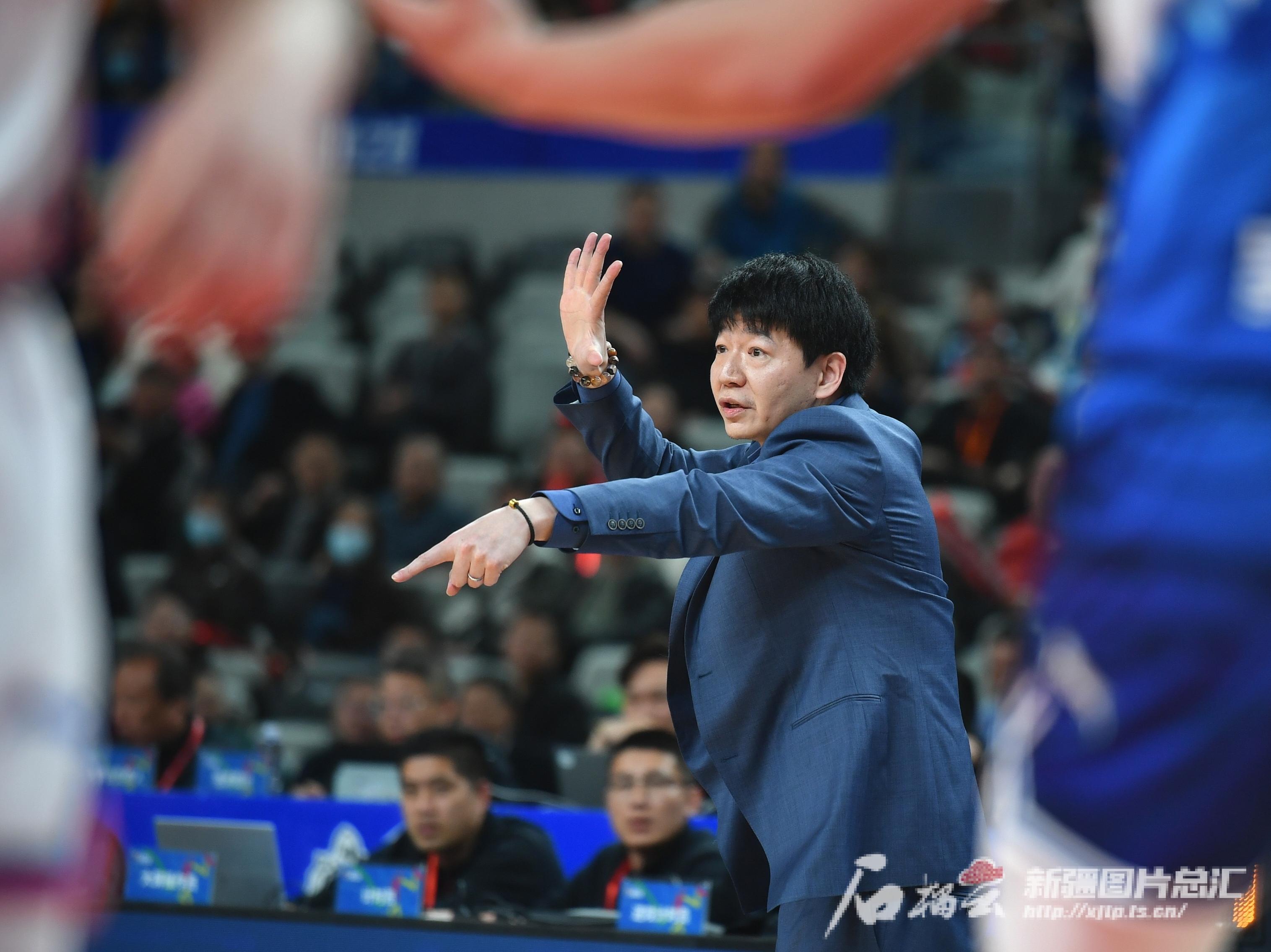 新疆男篮主场大胜上海队，豪取四连胜