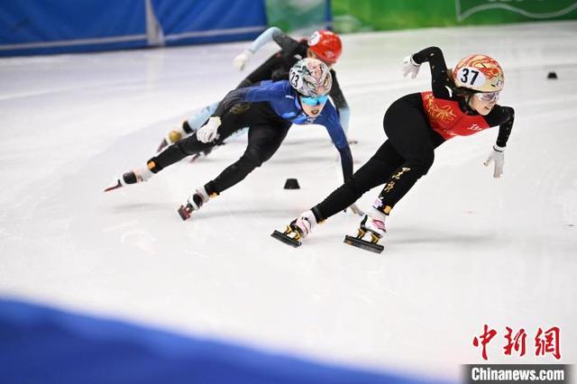 短道速滑比赛中领先，东道主选手夺冠