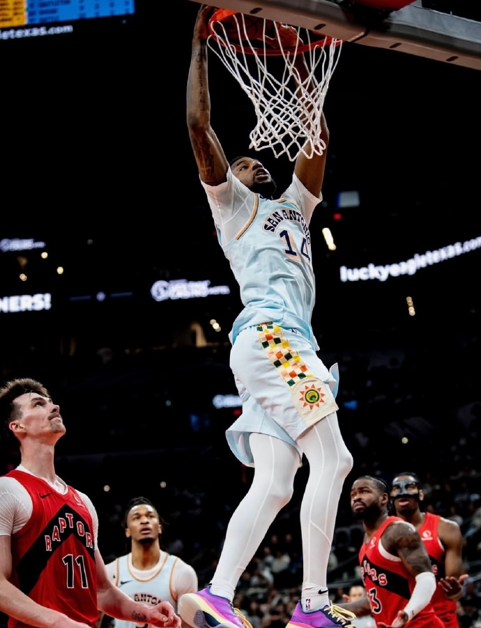 马刺队再次获胜,助力晋级季后赛 马刺队再次获胜,助力晋级季后赛