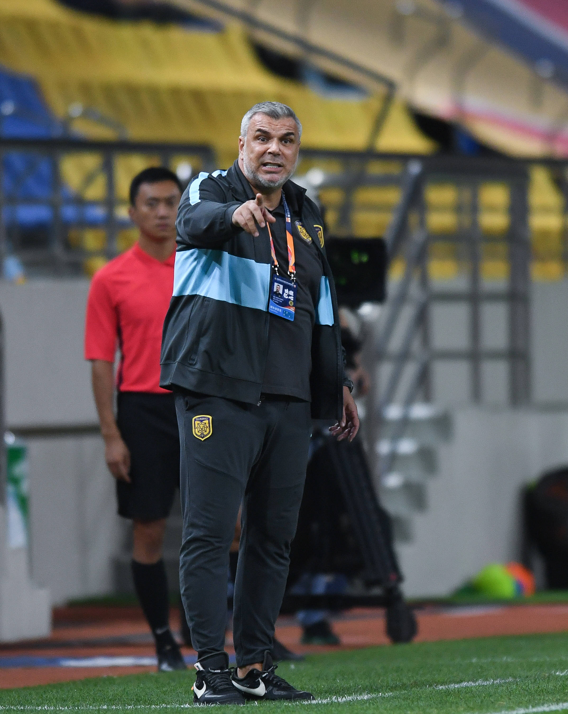 英国威廉希尔-苏宁球员身手敏捷，关键时刻突破对手防线