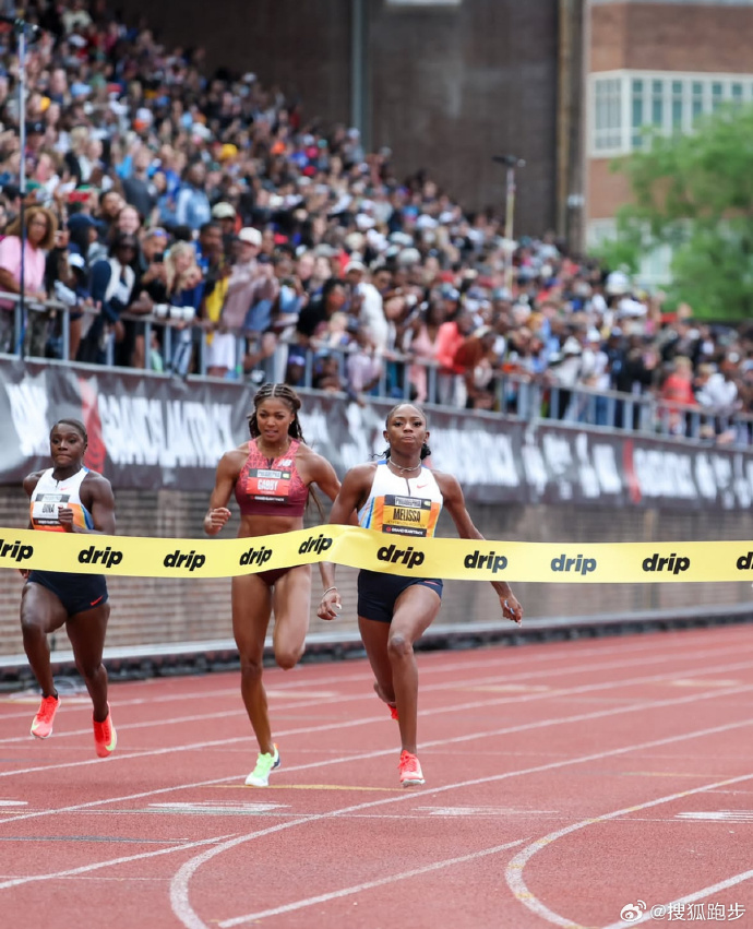 美国选手击败对手在田径比赛中赢得冠军 美国选手击败对手在田径比赛中赢得冠军
