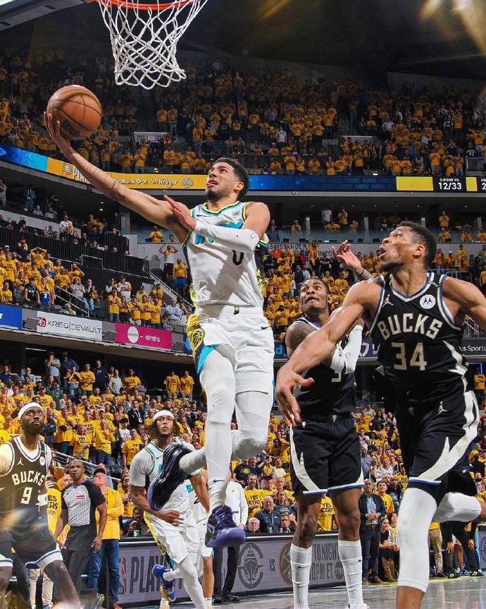 雄鹿主场大胜步行者,保持不败战绩 雄鹿主场大胜步行者,保持不败战绩