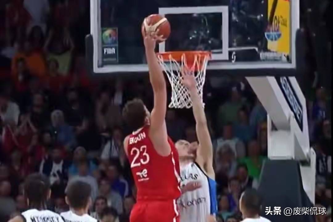 希腊篮球队大比分获胜,士气高昂 希腊篮球队大比分获胜,士气高昂