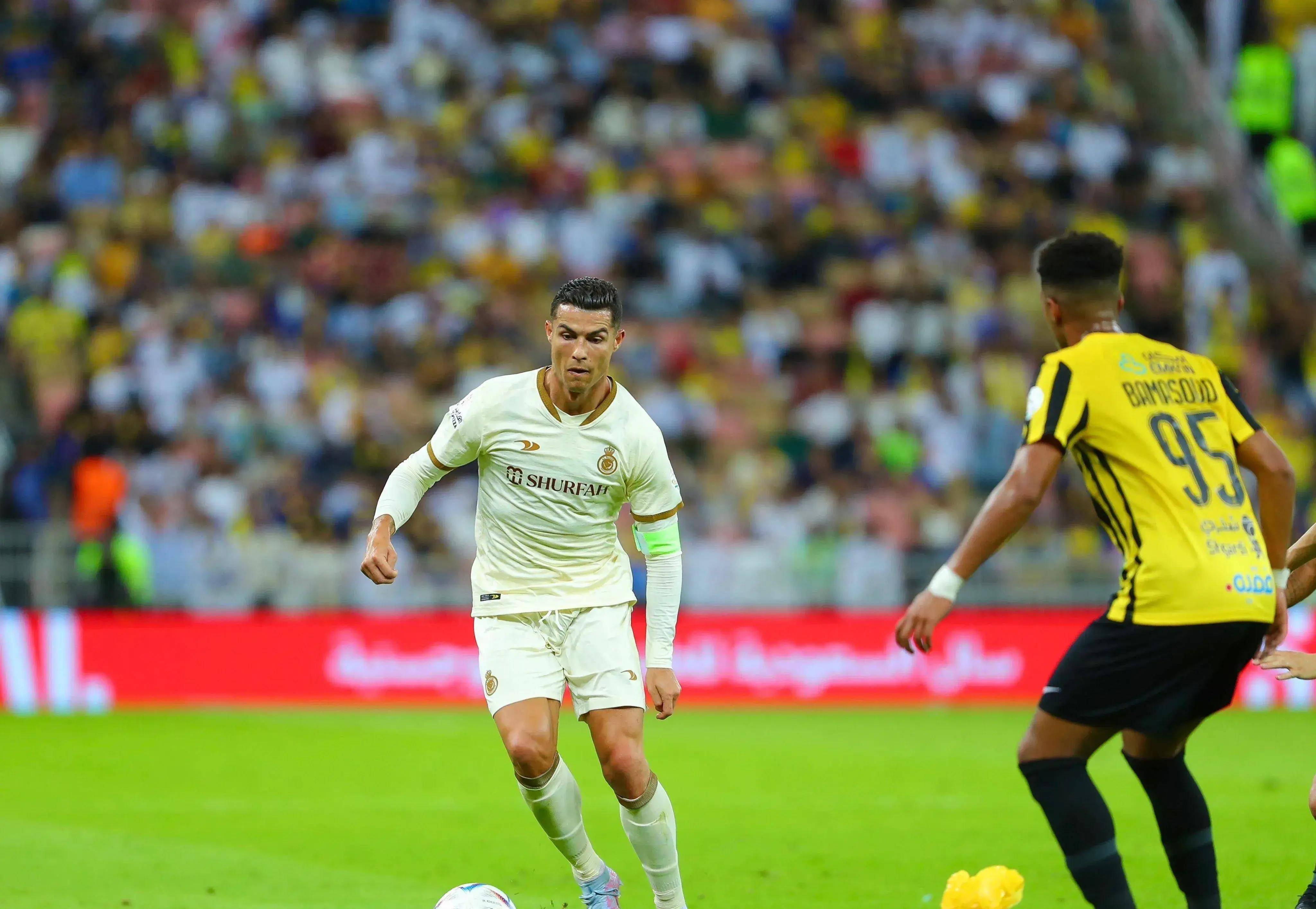 威廉希尔官网-足球赛场上的英雄，C罗闪耀夺冠荣耀