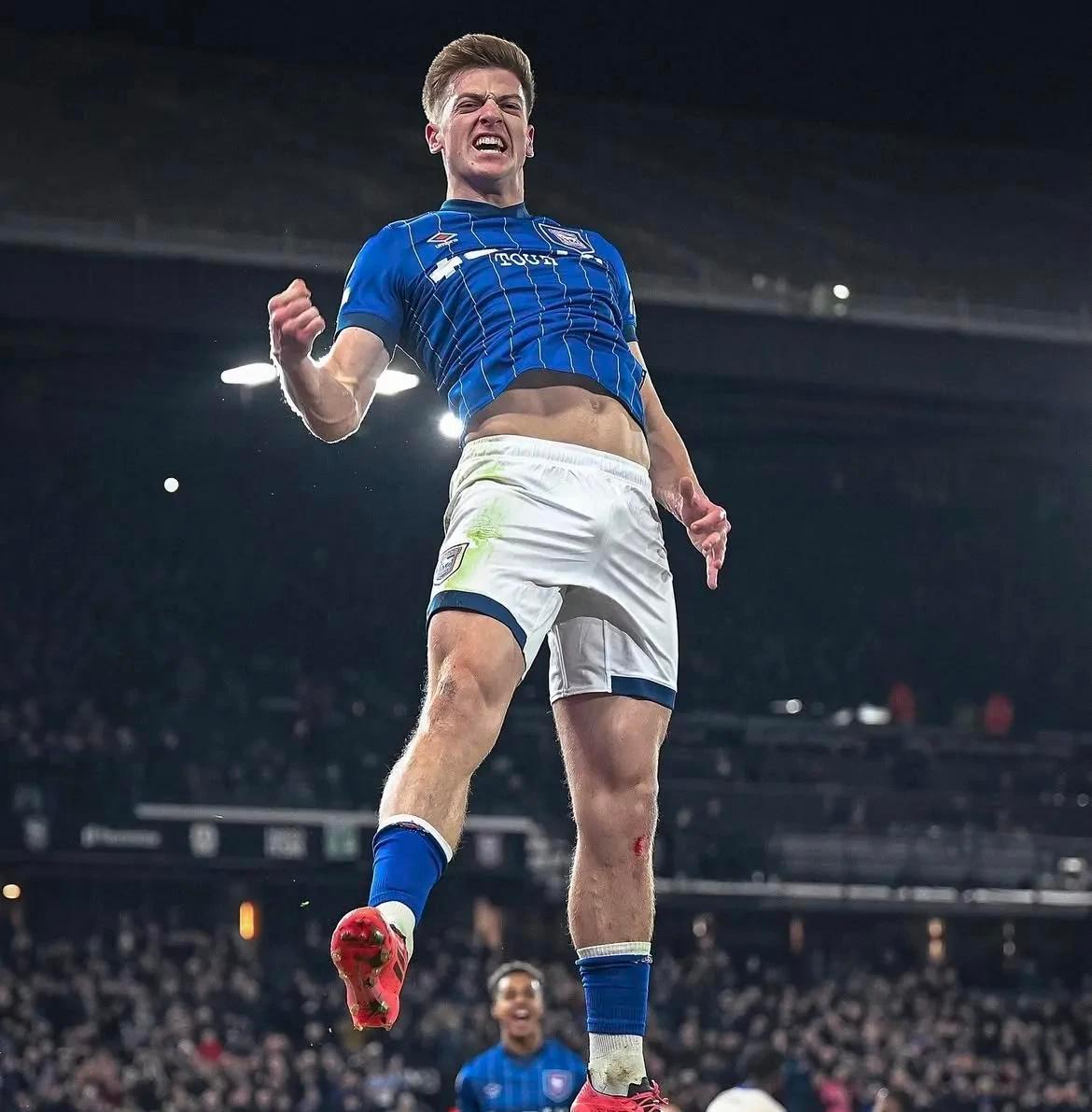 威廉希尔官网-比赛中球员们的飒爽英姿让人为之倾倒，赞叹不已