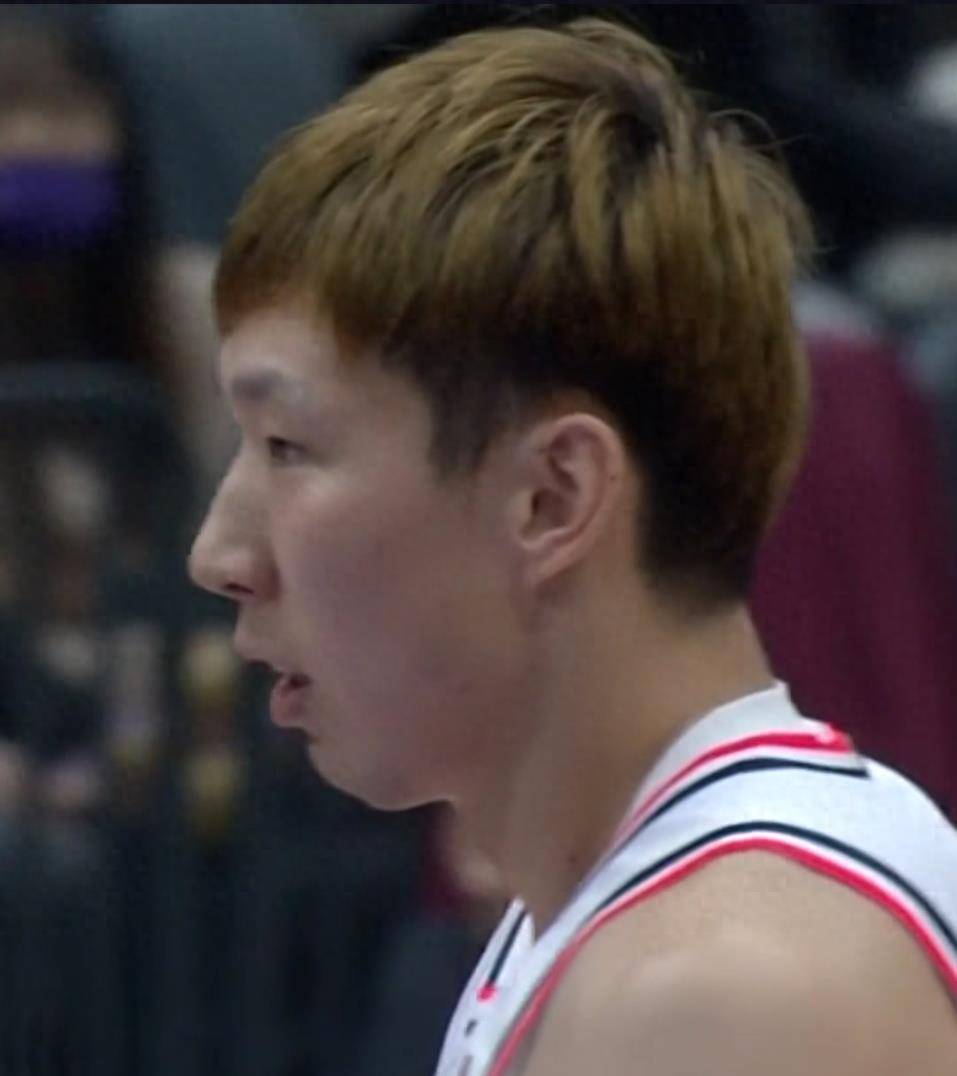 广东男篮遭遇败北,球员们心情沉重 广东男篮遭遇败北,球员们心情沉重