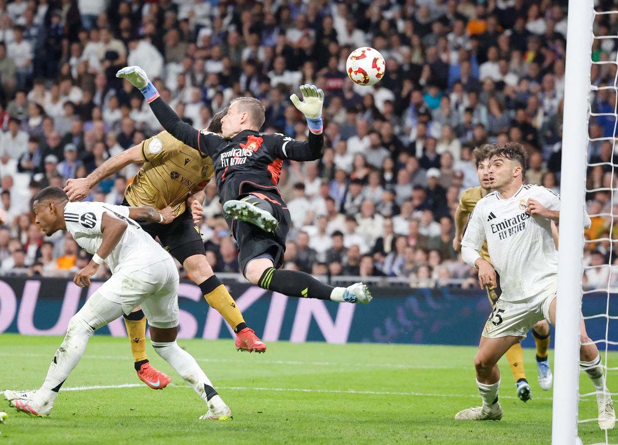 西班牙足球队在半决赛中惊险胜出 西班牙足球队在半决赛中惊险胜出