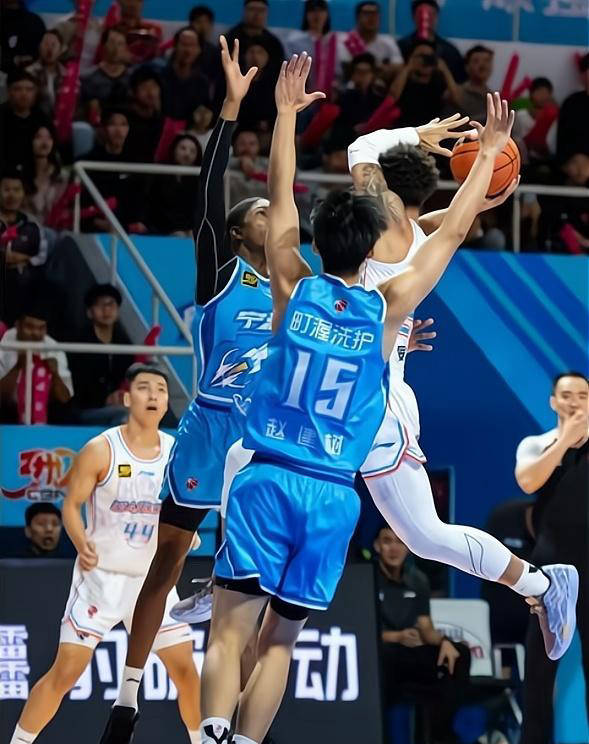 山东男篮在比赛中表现出色 山东男篮在比赛中表现出色