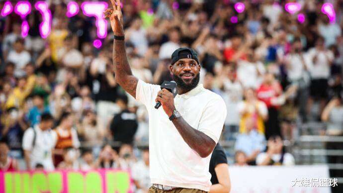 英国威廉希尔-NBA历史巨星现身球场，深情挥手致谢