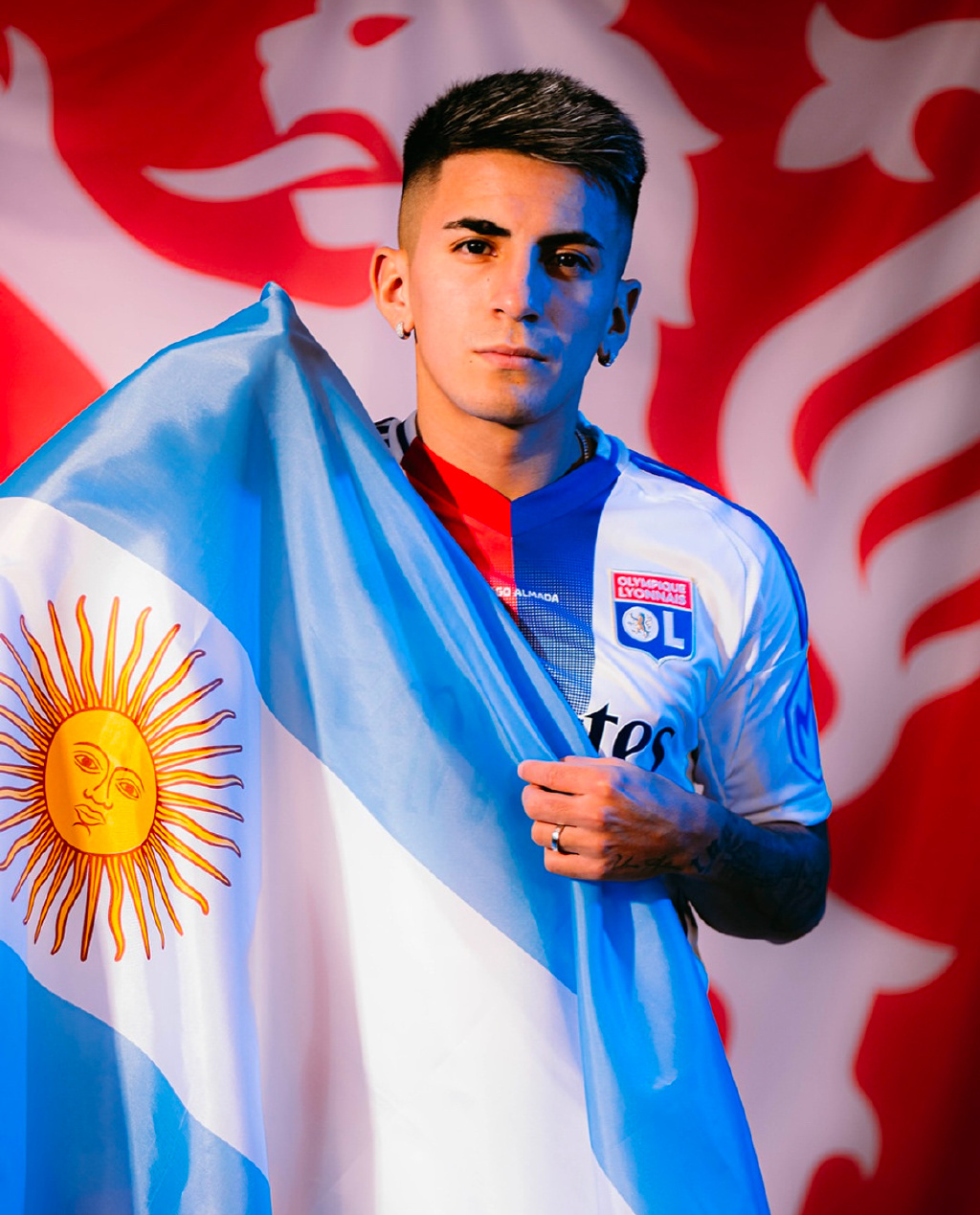 英国威廉希尔-里昂球员在场上展现出团队精神