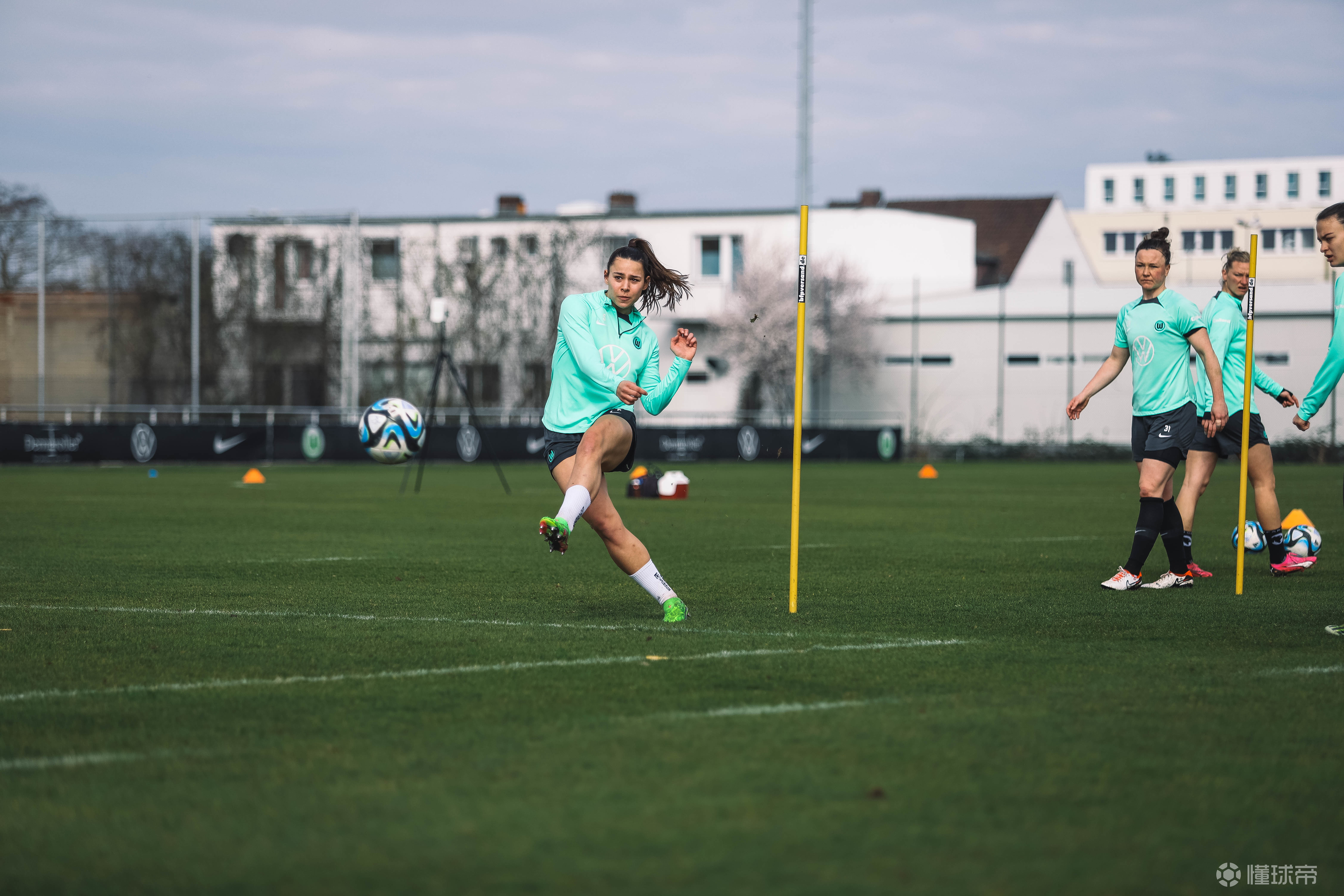 参加女足比赛的球员们训练备战状态良好