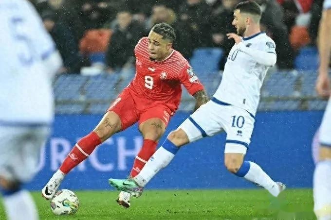 AC米兰客场大胜佛罗伦萨,领先优势扩大 AC米兰客场大胜佛罗伦萨,领先优势扩大