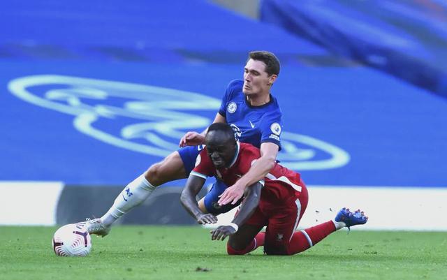 切尔西主场惨败,领先优势受挑战 切尔西主场惨败,领先优势受挑战