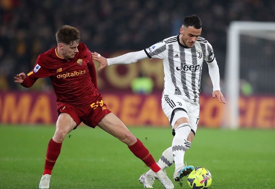 罗马队与尤文图斯队争夺联赛冠军 罗马队与尤文图斯队争夺联赛冠军