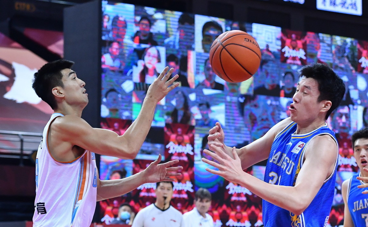 江苏男篮大比分取胜,积分榜上一路攀升 江苏男篮大比分取胜,积分榜上一路攀升