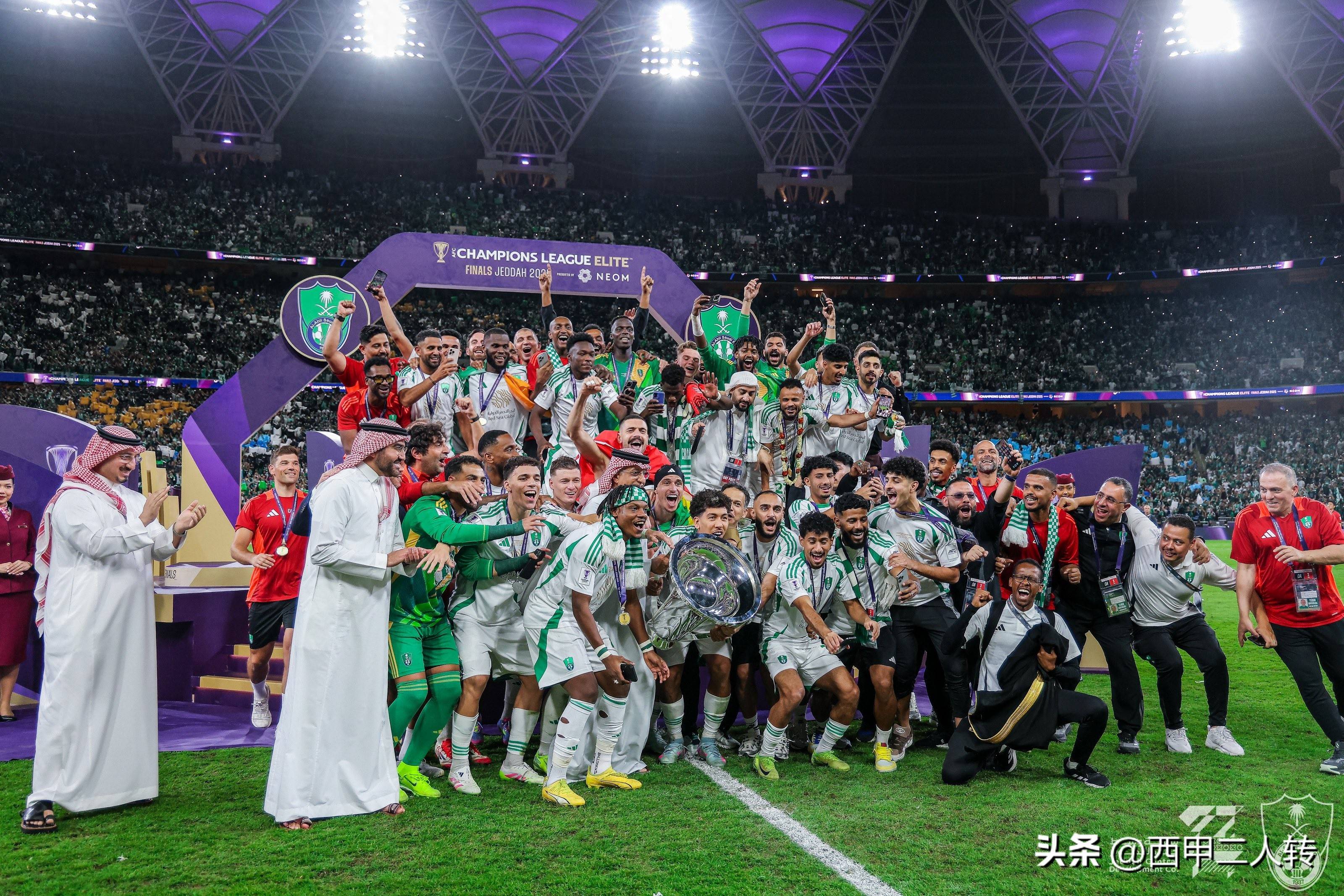 足球联赛冠军争夺战激烈进行，悬念渐露端倪