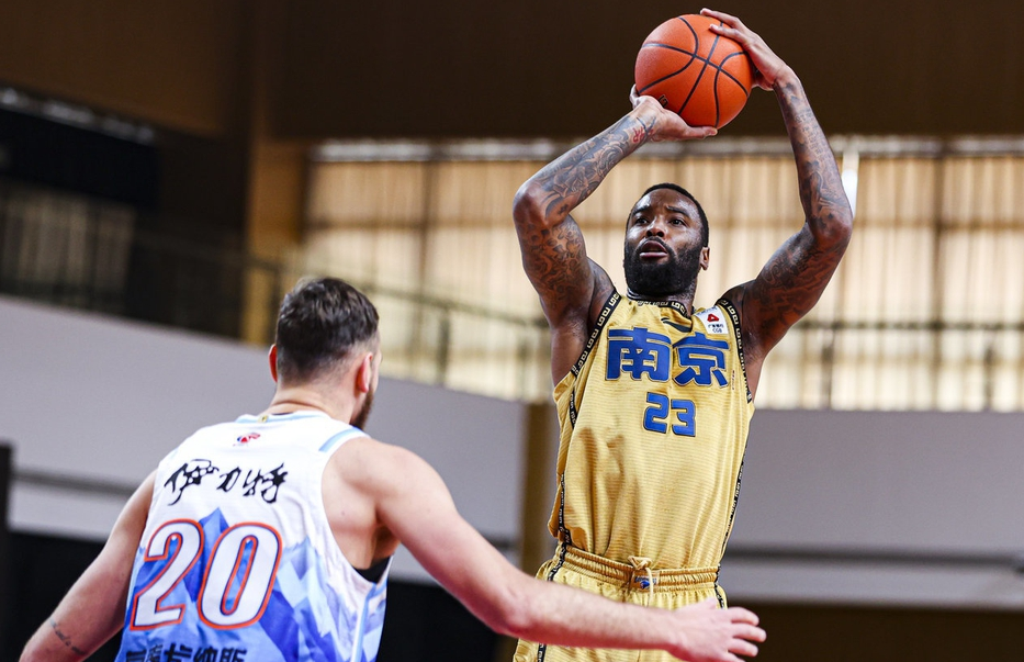 威廉希尔app-贵州男篮全队合力拼搏，外援发挥稳定