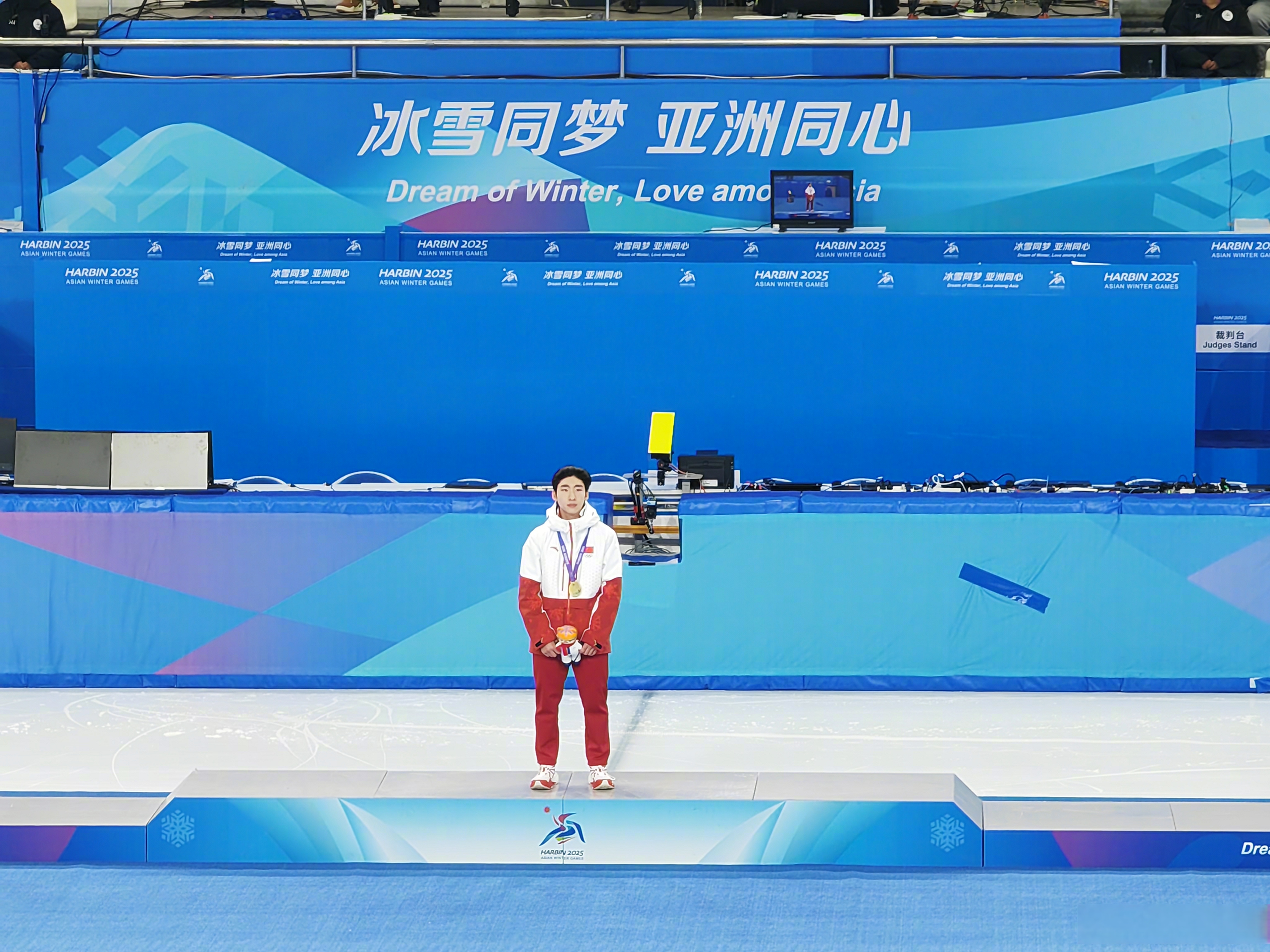 威廉希尔中文站-美国短道速滑选手登上领奖台