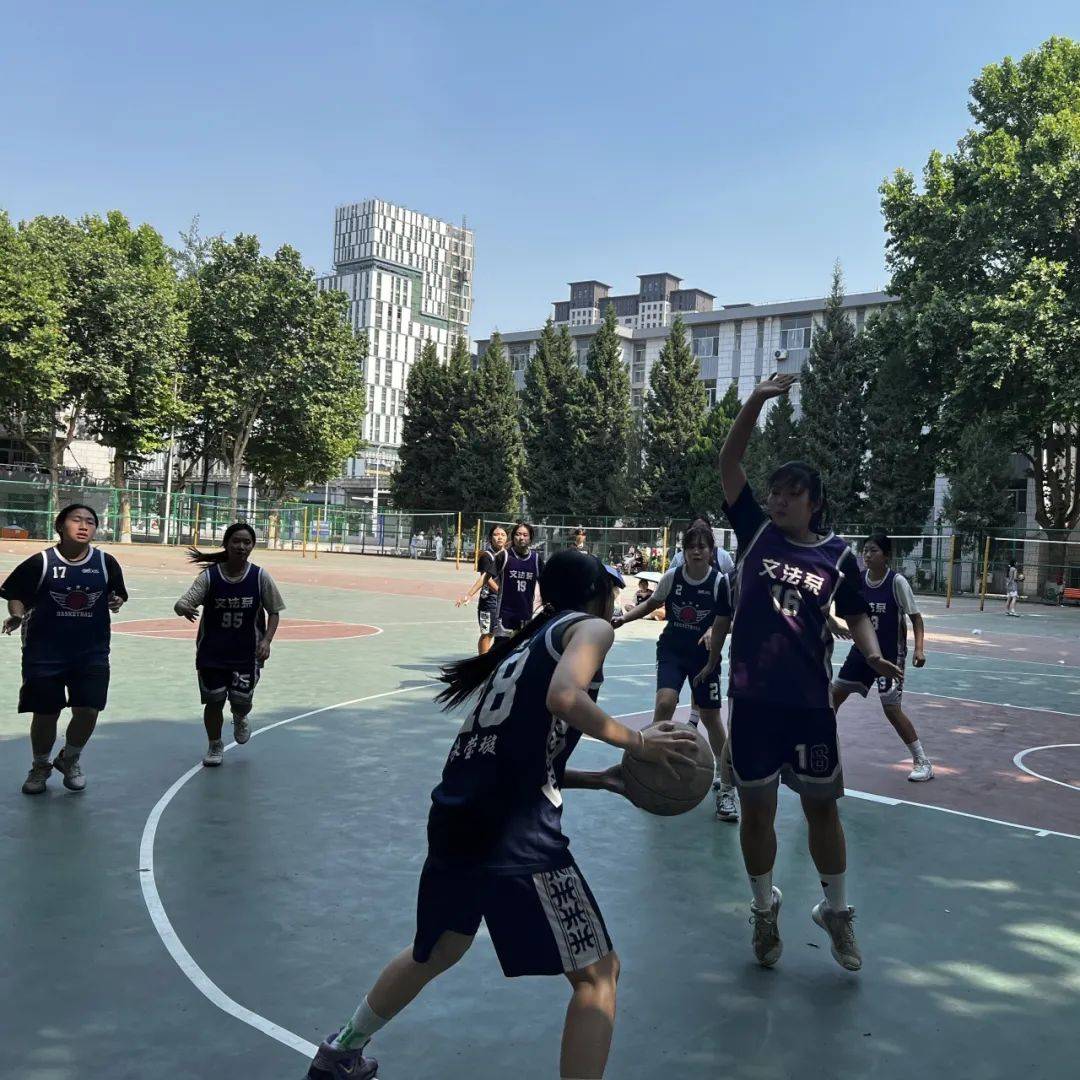 威廉希尔中文站-快速推进，双方尽显球员速度技术的高超之处